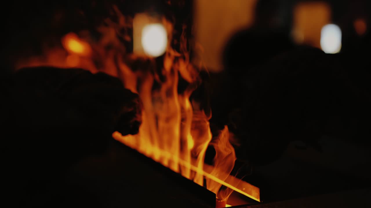 intensas llamas bailando en el hogar nocturno