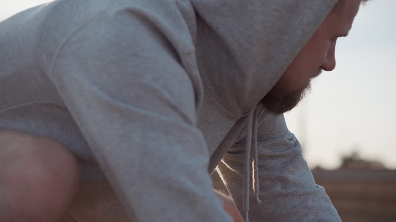 야외에서 스트레칭하는 남자