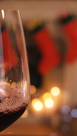 vino tinto vertiendo en vaso