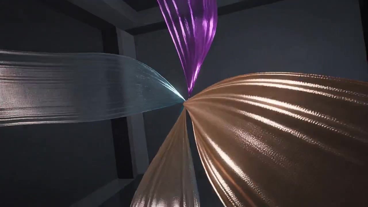 Telecamera in movimento che rivela nastri velati che si estendono attorno a un nodo centrale in una sala fioca, con le luci che brillano.