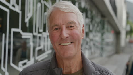 retrato de un hombre caucásico alegre de mediana edad sonriendo feliz mirando a la cámara disfrutando de una jubilación relajada satisfacción confiada trasfondo de la calle de la ciudad