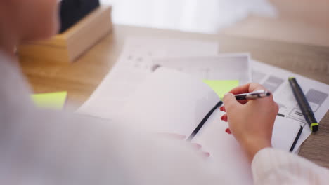 la mujer toma nota de los resultados financieros de la empresa durante la reunión