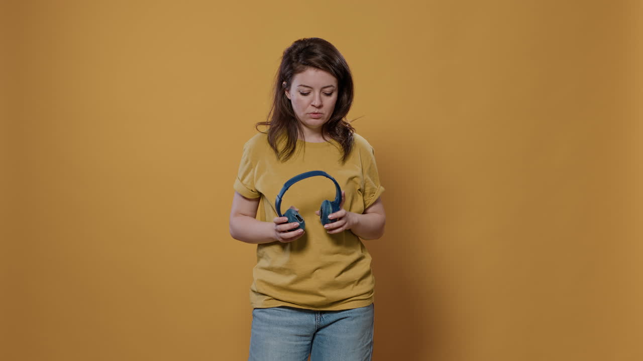 mujer disfrutando de música con auriculares