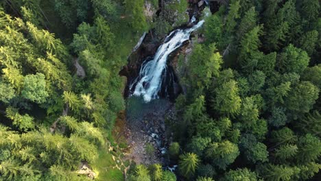 Sensacional-Vista-Aérea-A-Vista-De-Pájaro-De-La-Cascada-De-Gollinger-En-Austria