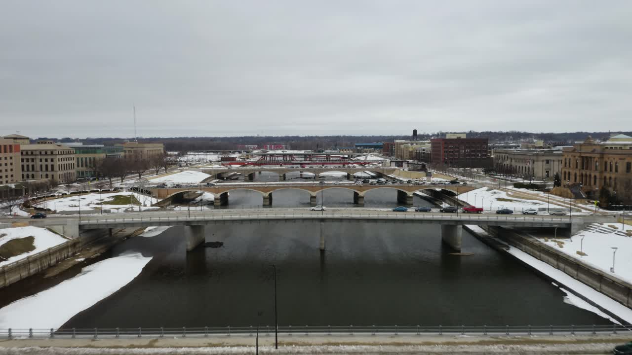 vista aérea de los puentes sobre el río des moines