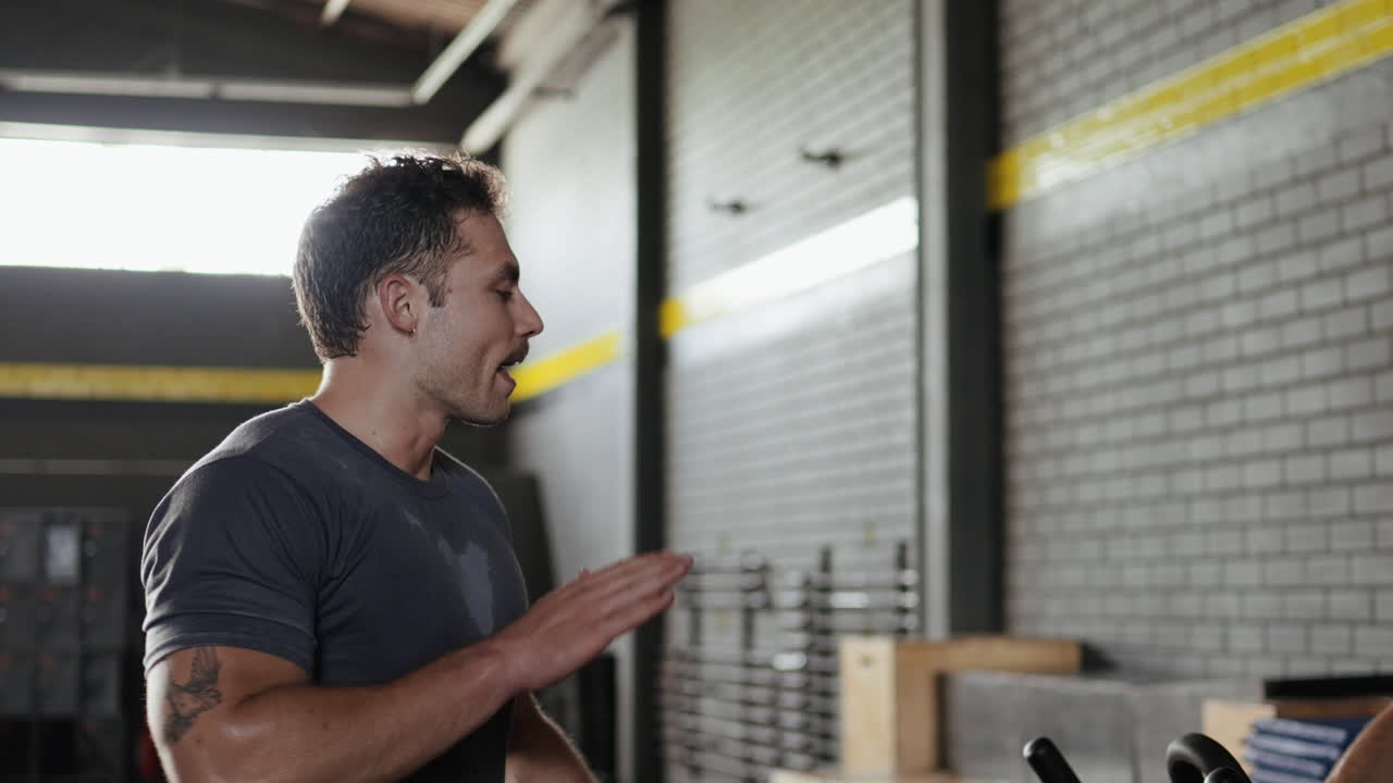 entrenador personal entrenando a clientes en un gimnasio