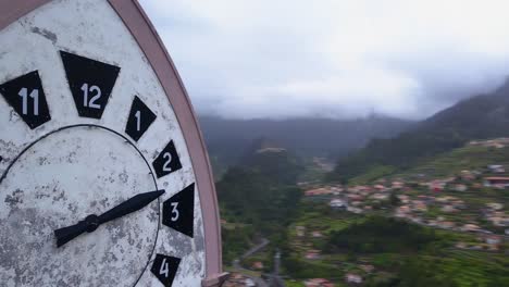 Vista-Aérea-épica-De-La-Torre-Del-Reloj-De-La-Capilla-De-Nuestra-Señora-De-Fátima-En-La-Isla-De-Madeira,-Portugal