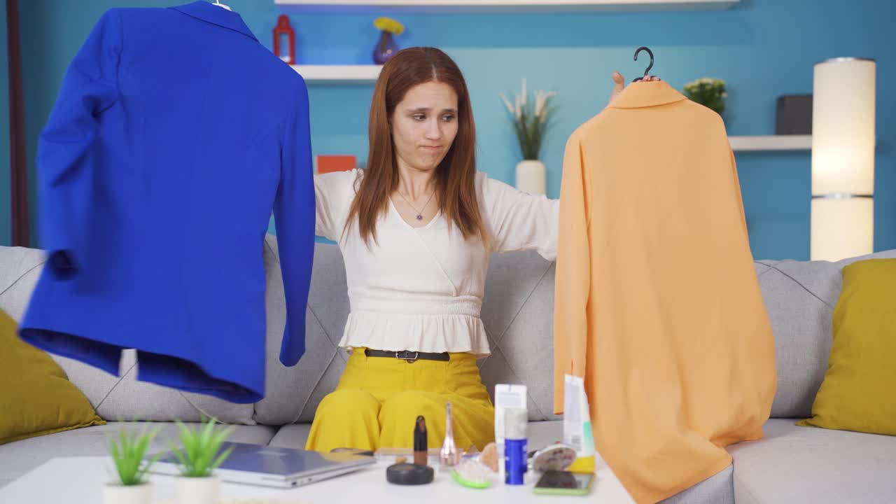 옷을 시도하는 젊은 여성은 그것을 좋아하지 않습니다.