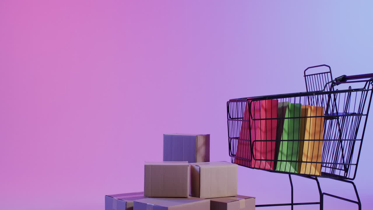 video de cajas y carrito de compras con espacio de copia sobre fondo púrpura de neón