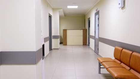 interior de la sala de recepción de la clínica