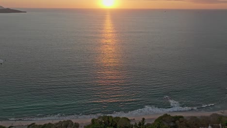 Glückseligkeit-In-Der-Dämmerung:-Spektakuläre-Sonnenuntergangsszene-Am-Strand