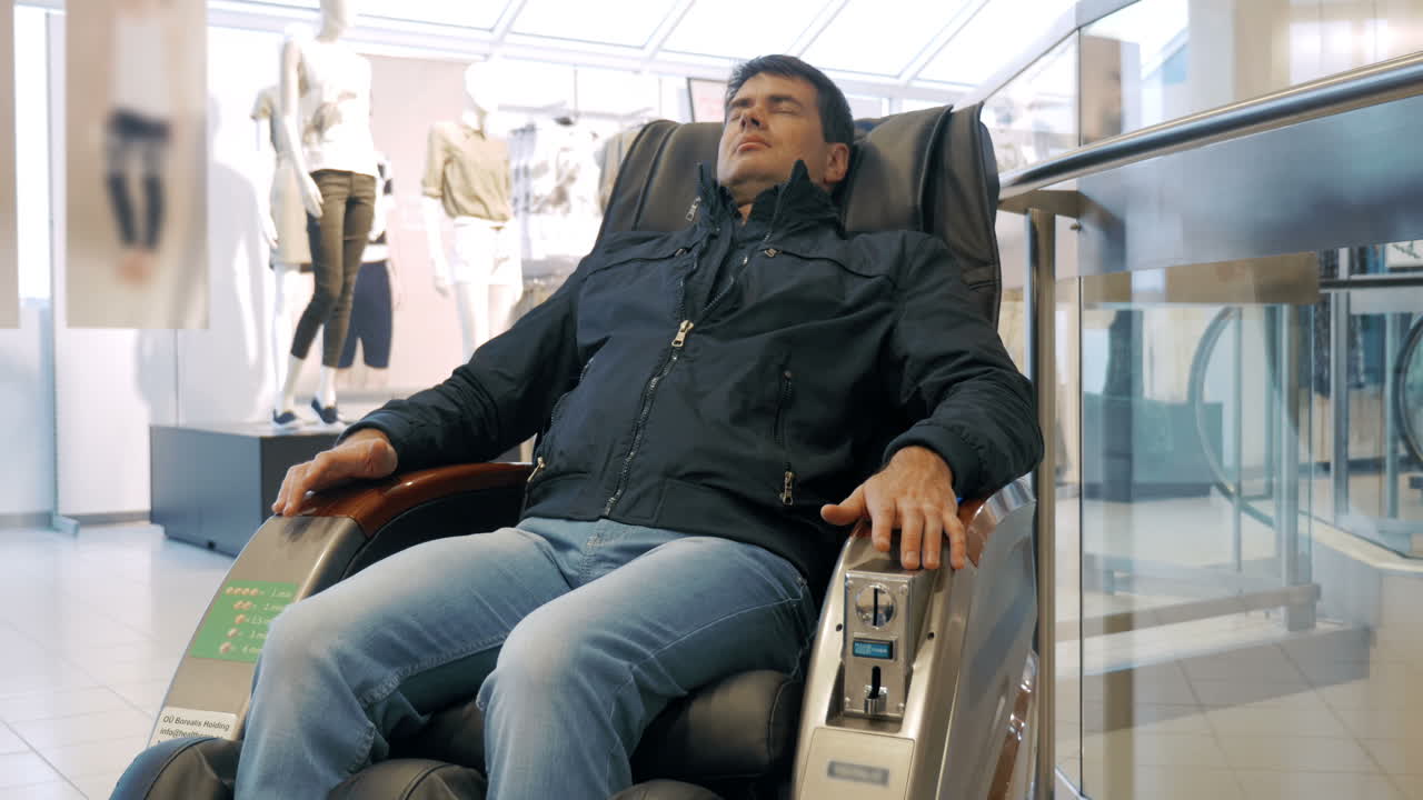 descanso en el sillón de masaje después de las compras