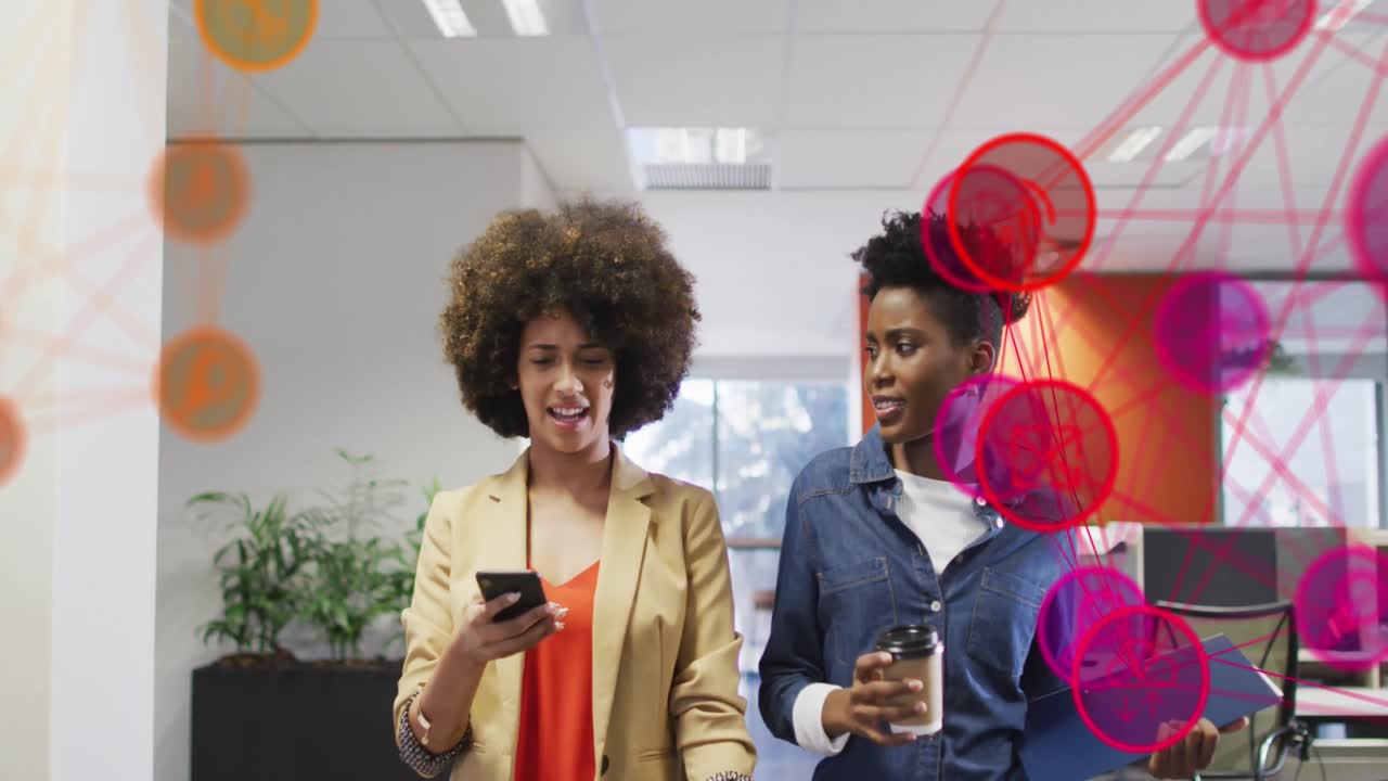 animación del procesamiento de datos y conexiones entre diversas mujeres empresarias que trabajan en la oficina.