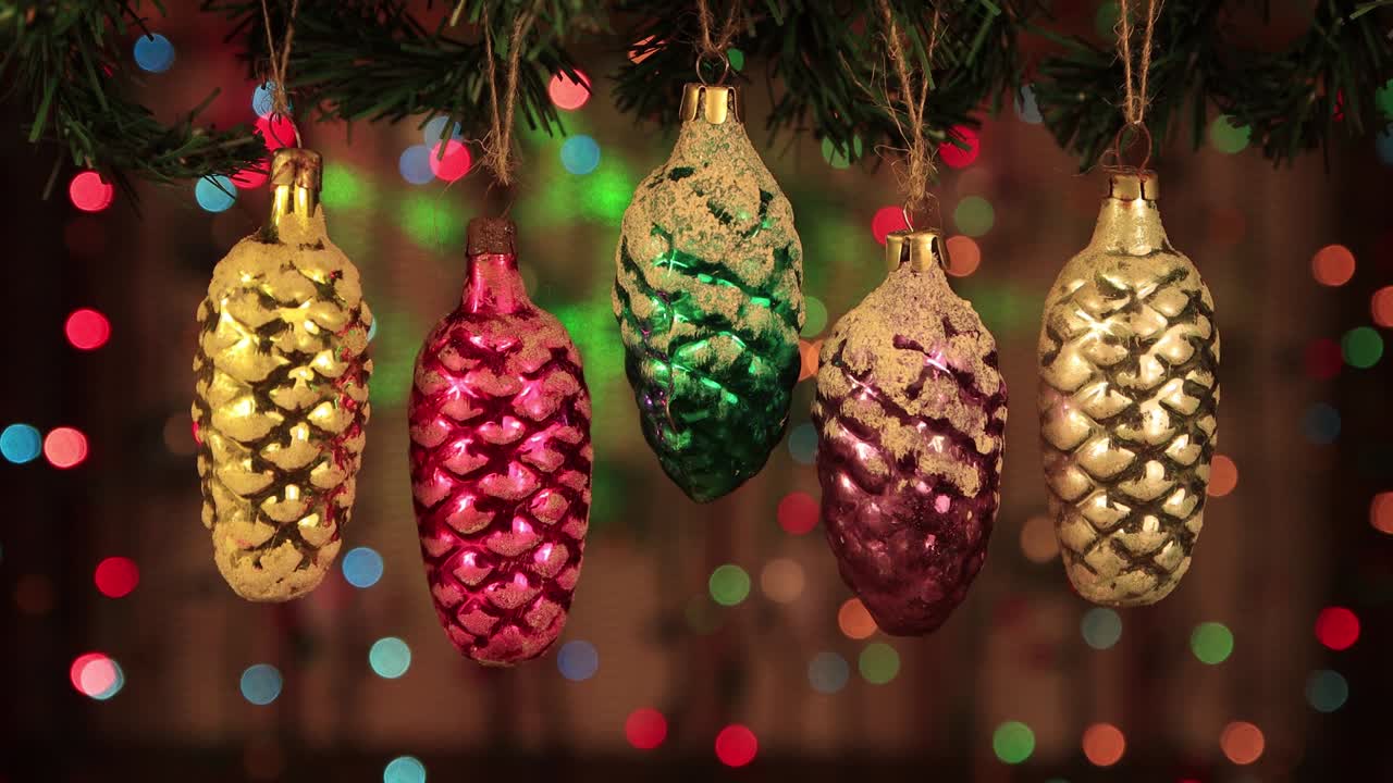 decoración para el año nuevo, conos viejos multicolores con un rayo verde.