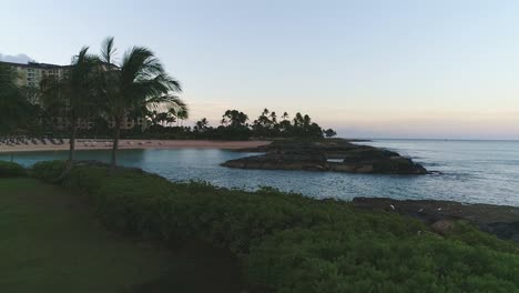 Malerisches-Ko-Olina-Resort,-Bucht-Am-Wasser-Bei-Sonnenuntergang-Mit-Sanften-Lichtern