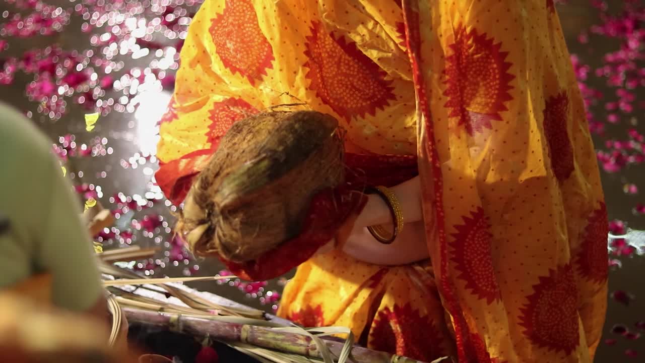 devota haciendo rituales sagrados en el festival desde diferentes ángulos el video se toma en las ocasiones del festival chhath que se utiliza para celebrar en la india del norte el 28 de octubre de 2022