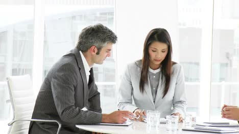 un gruppo di imprenditori di successo che fa un brainstorming.