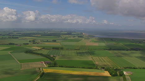 So-Sehen-Polder-Aus,-Am-Meer-Gewonnenes-Land-Ist-Sehr-Karg-Und-Grün,-Liegt-Aber-Meist-Unterhalb-Des-Meeresspiegels