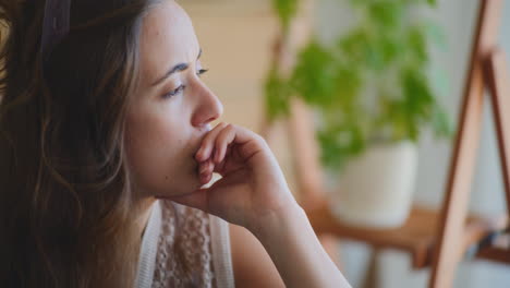 primer plano de una mujer contemplando en la oficina