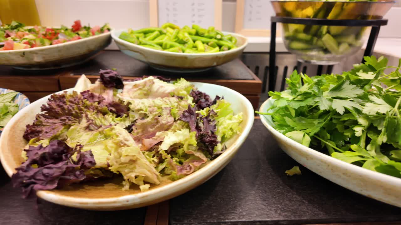 Friske salatingredienser og urter på en buffet