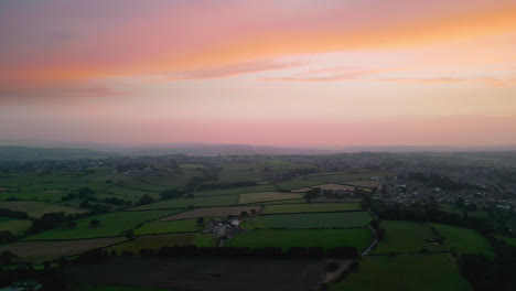 Experimente-Heckmondwike,-Reino-Unido,-A-Través-De-Cautivadoras-Imágenes-Aéreas-Tomadas-Con-Drones,-Destacando-Estructuras-Industriales,-Calles-Animadas-Y-El-Centro-Histórico-De-La-Ciudad-Durante-Una-Tarde-De-Verano.