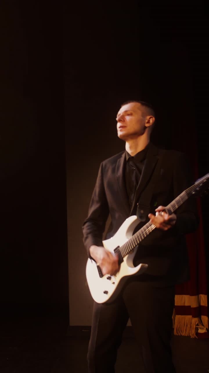 hombre tocando la guitarra eléctrica en el escenario