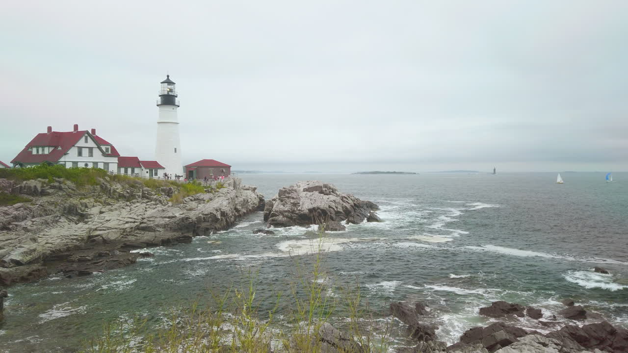 Sebuah mercusuar tua yang terletak di lepas pantai Cape Elizabeth, Maine