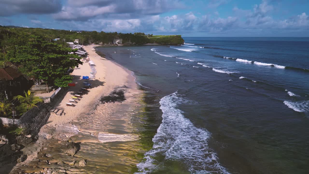 vista de la playa de balangan, una playa de vacaciones con cielo azul y océano con olas en bali en uluwatu - bali, indonesia