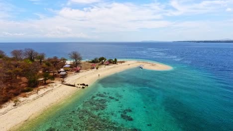 vuelo aéreo hacia adelante sobre playas tropicales y arrecifes de la isla moyo indonesia