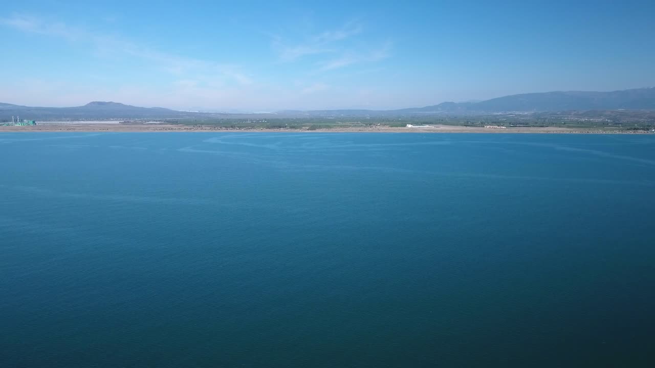 아름다운 바다를 날아다니는 드론의 공중 사진 - 4k 해상도