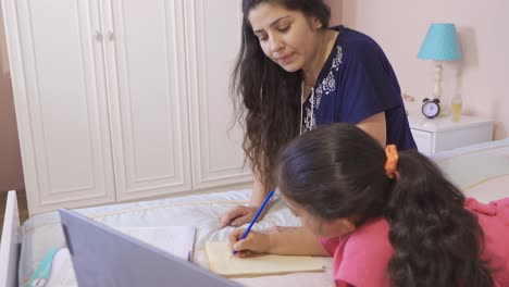 madre felicitando a su hija exitosa en sus estudios.