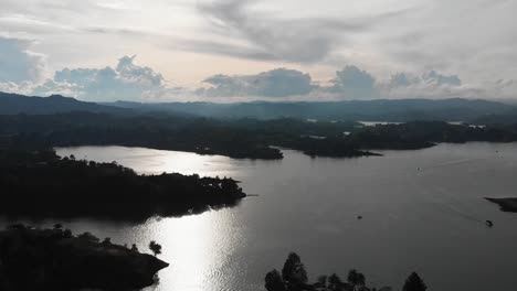 Toma-Aérea-De-Drones-Del-Lago-Guatape-En-Las-Montañas-De-Colombia-Durante-La-Tarde.