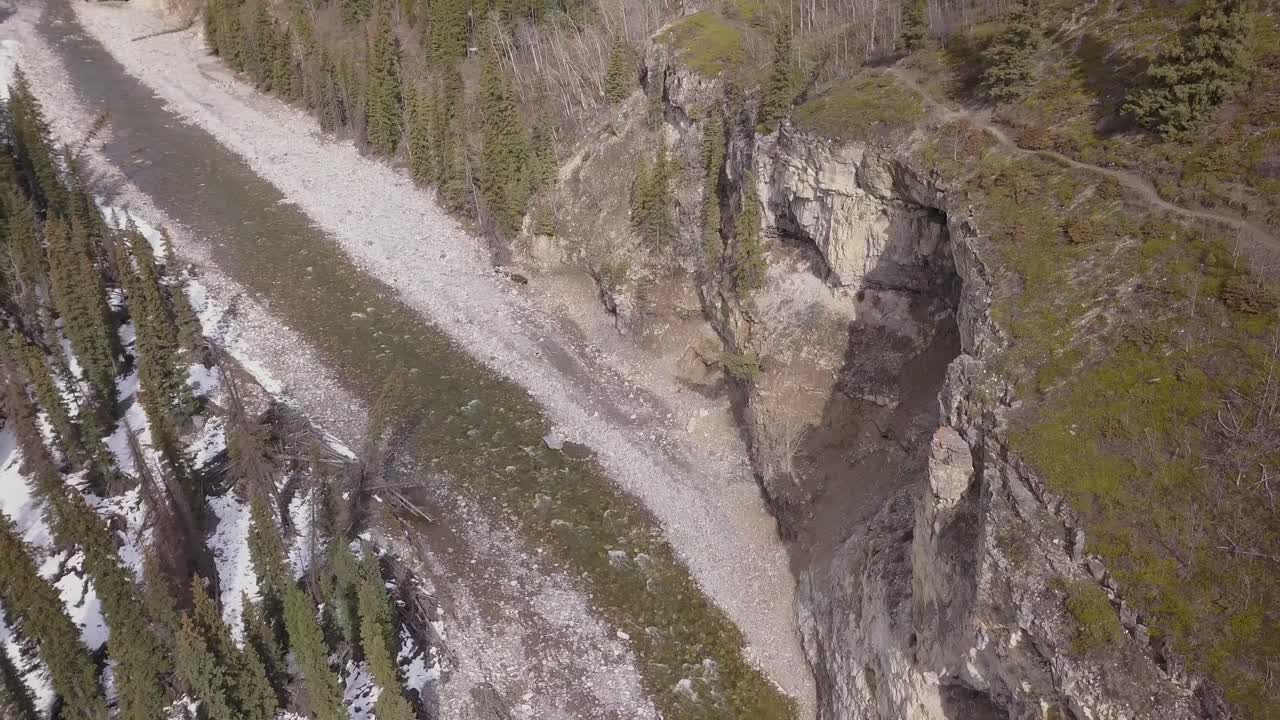 vista aérea giratoria de un cañón de río boreal en primavera
