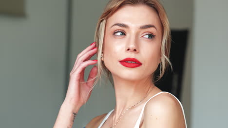 con maquillaje femenino de noche glamuroso
