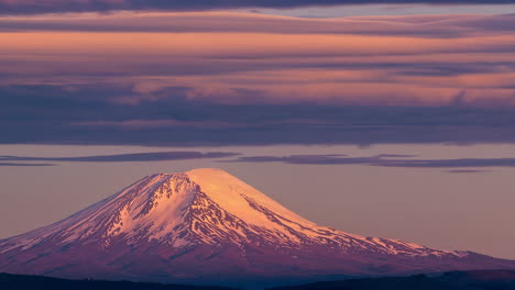 majestuoso pico de la montaña al amanecer o al atardecer