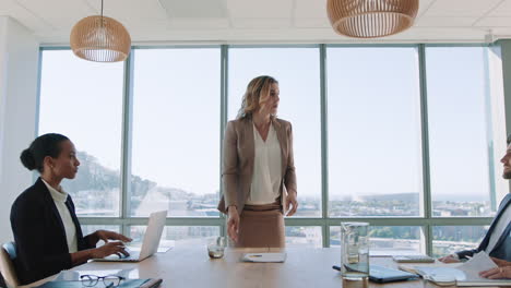 Hermosa-Líder-De-Equipo-De-Mujeres-De-Negocios-Discutiendo-Ideas-Creativas-Con-Accionistas-Informando-A-Colegas-Que-Comparten-La-Estrategia-De-Desarrollo-De-La-Empresa-En-La-Reunión-De-La-Sala-De-Juntas-De-La-Oficina-4k