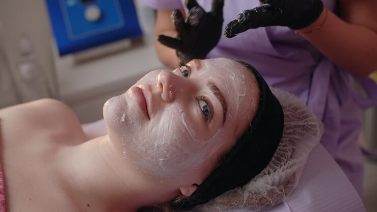 顔の治療を受けている女性