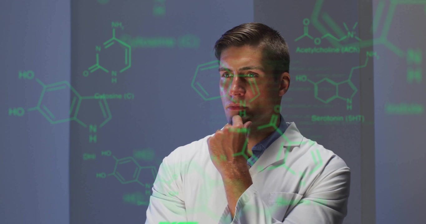 Científico de laboratorio acariciándose la barbilla, levantando la mano y manipulando el código de fórmulas químicas verdes para su análisis.
