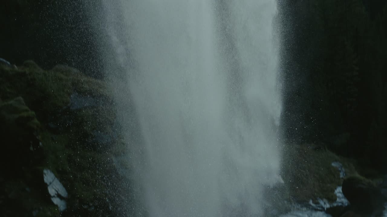 bajo la cascada de johannesfall en austria