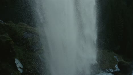 Bajo-La-Cascada-Johannesfall-En-Austria