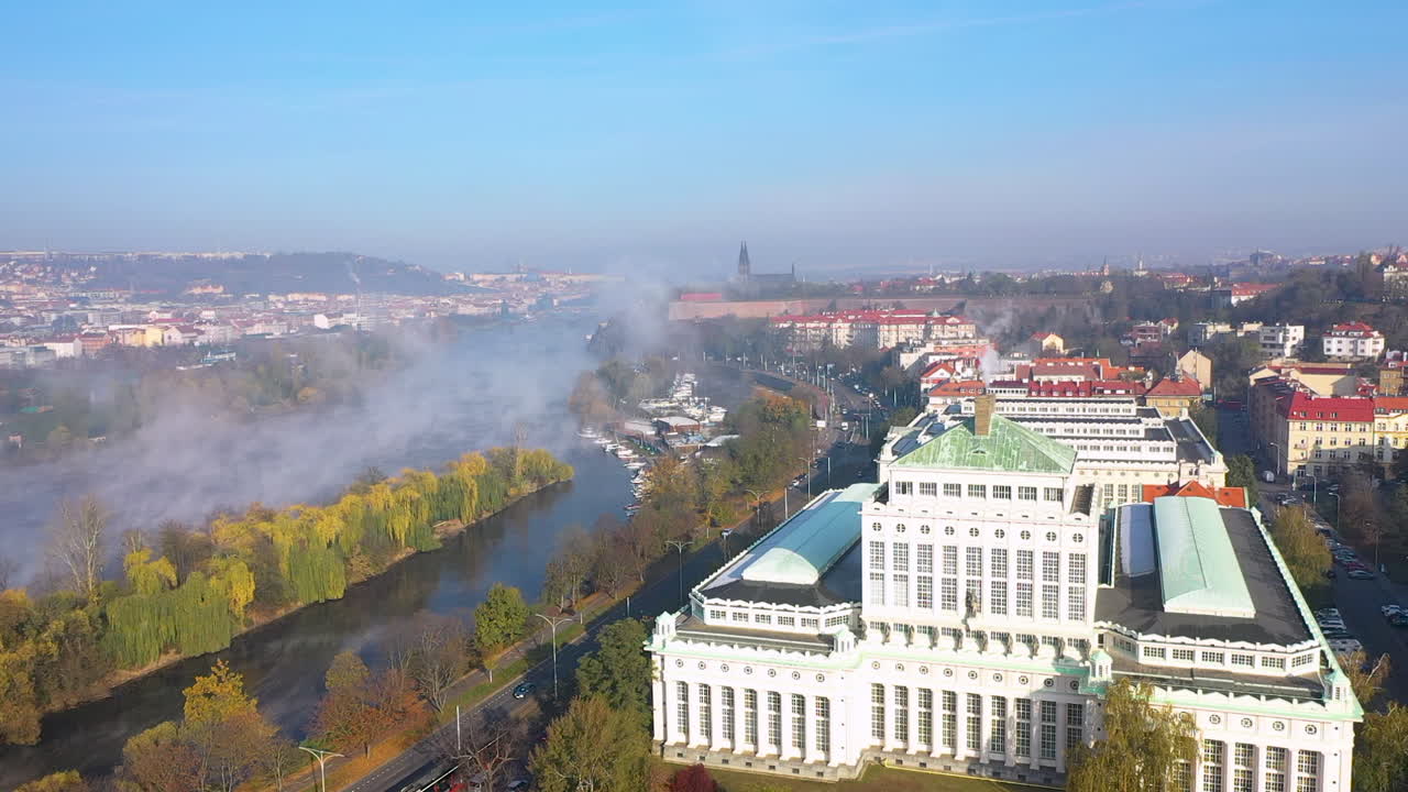 una enorme evaporación primaveral del río vltava en neblina, ciudad de praga, chequia, vista aérea