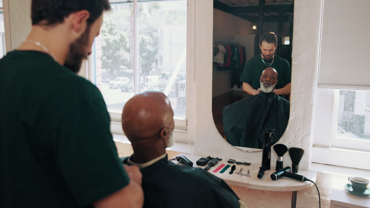 Barber sætter kappe på kunde i moderne barbersalon