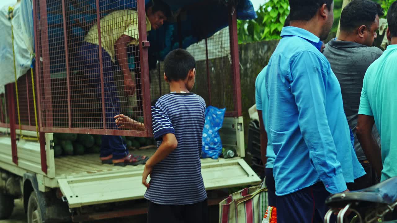 지역 시장에 있는 농산물 판매자