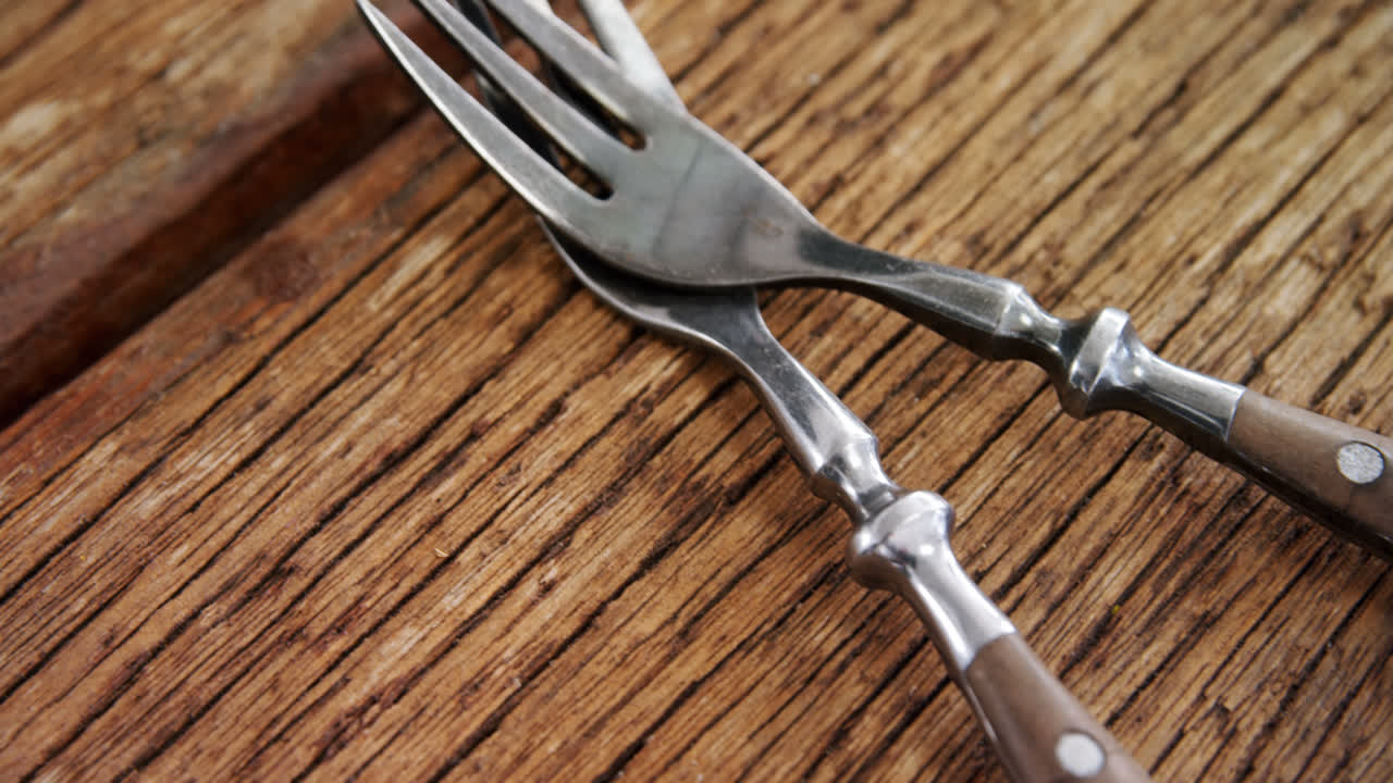 varios cubiertos en la mesa de madera 4k