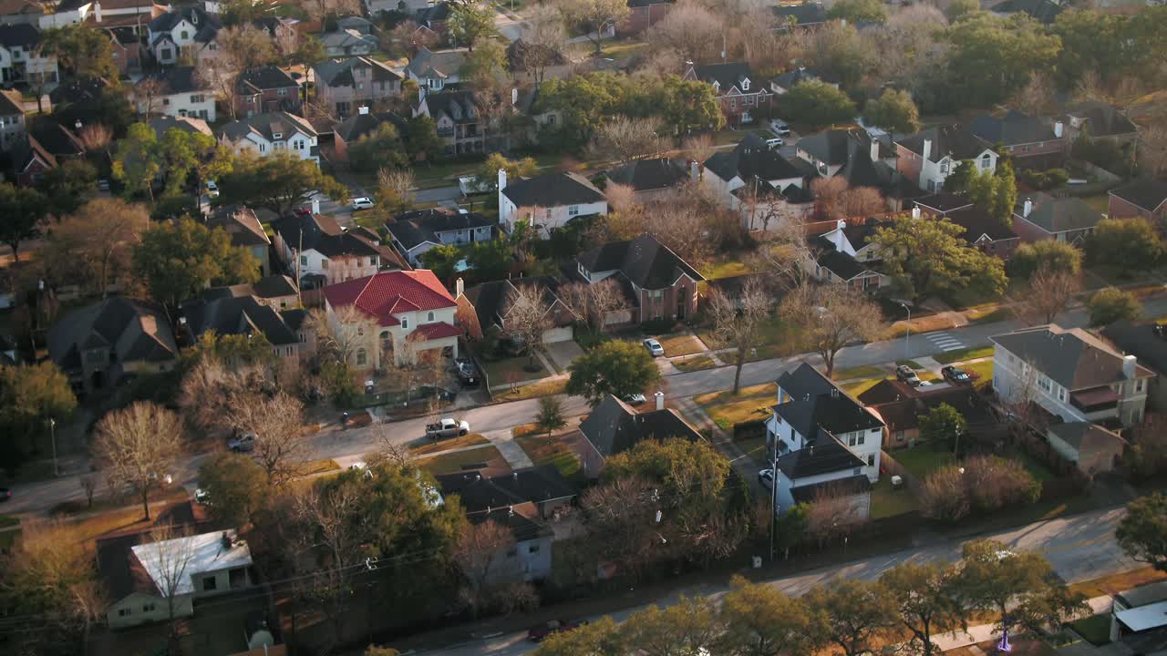 vista aérea de casas prósperas en el área suroeste de houston