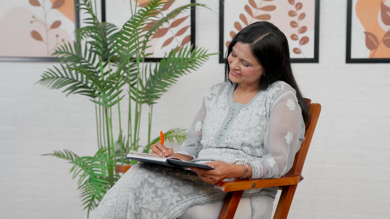 중년 여성이 왼쪽을 가리켜 복사 공간을 가리키고 있습니다.