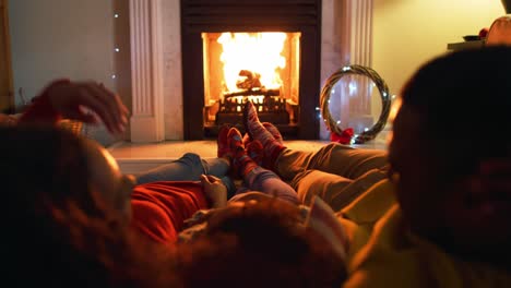 Familie-Zu-Hause-Zur-Weihnachtszeit