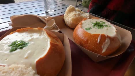 sopa de almejas tazón de pan mesa de cena