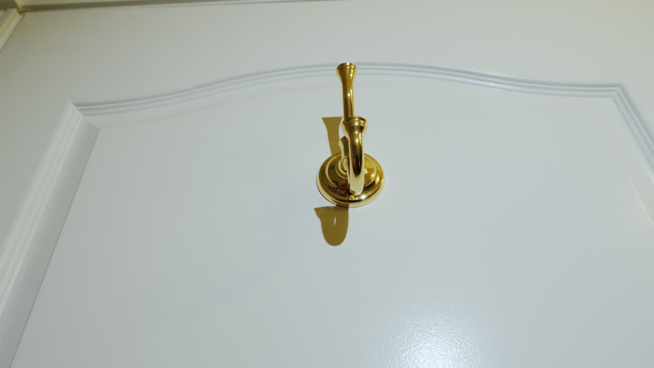 화장실에 수건 걸이에 걸다