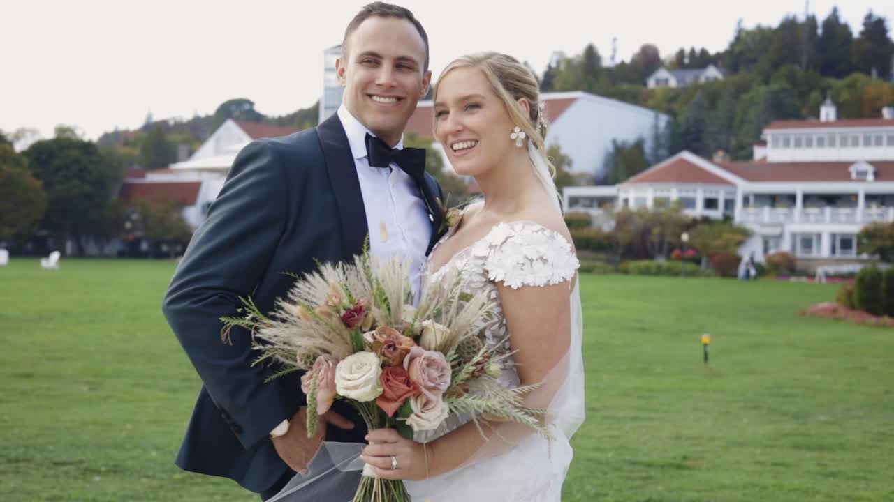 la novia y el novio sonríen felices.
